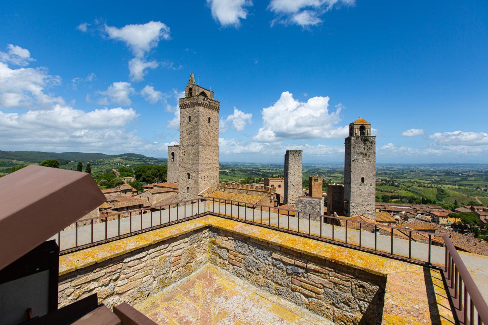 The Artists' Tower - Amazing View From The Tower Apartment ซานจีมิญญาโน ภายนอก รูปภาพ