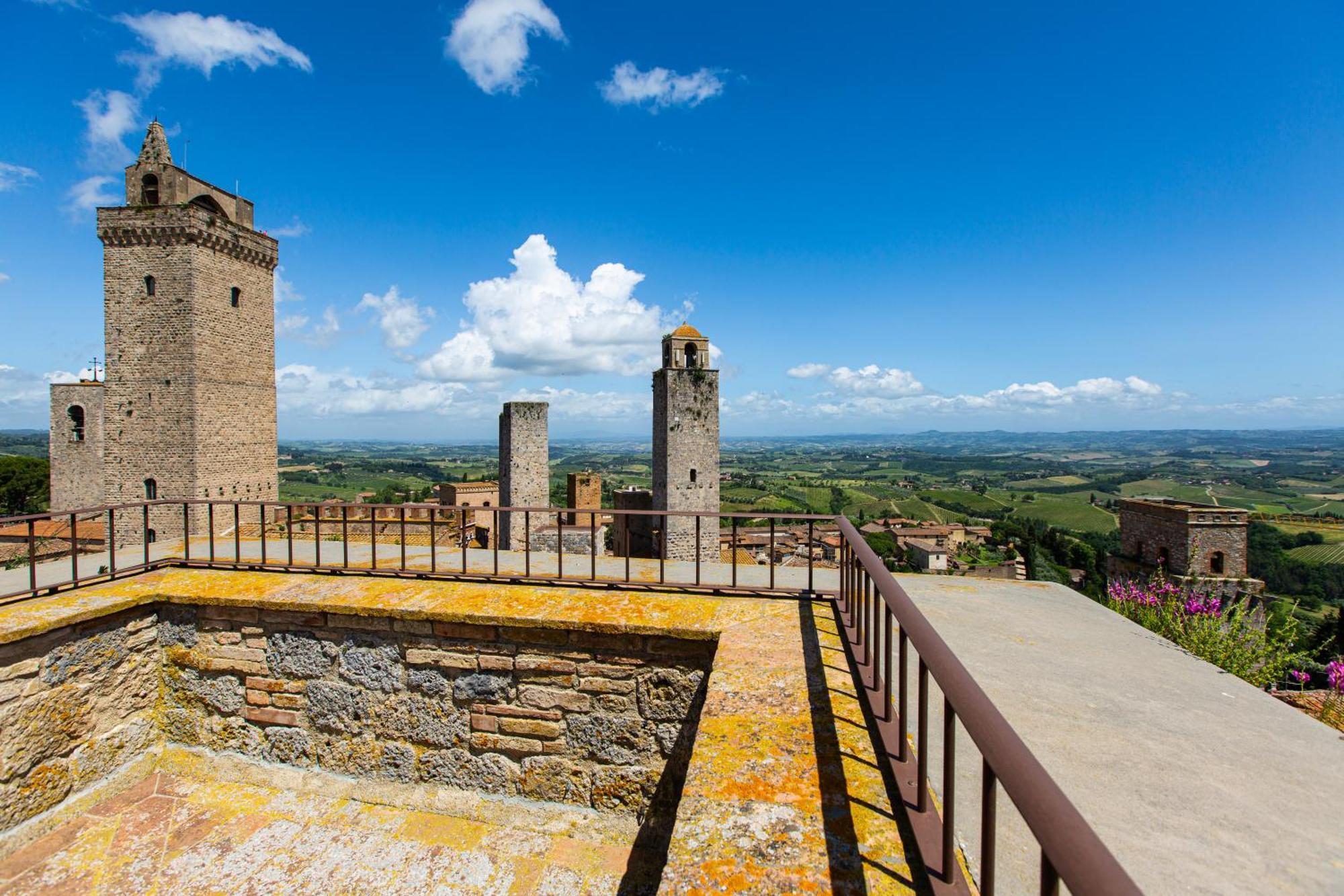 The Artists' Tower - Amazing View From The Tower Apartment ซานจีมิญญาโน ภายนอก รูปภาพ
