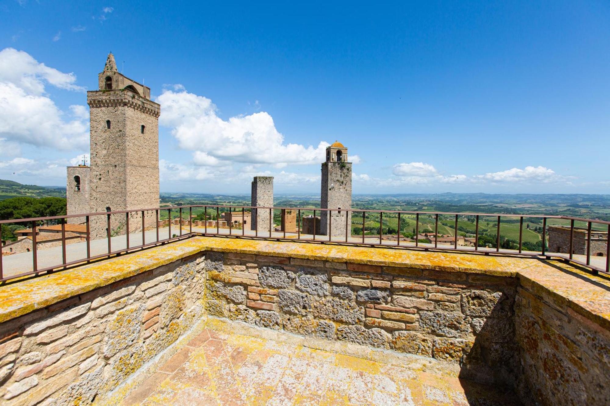 The Artists' Tower - Amazing View From The Tower Apartment ซานจีมิญญาโน ภายนอก รูปภาพ
