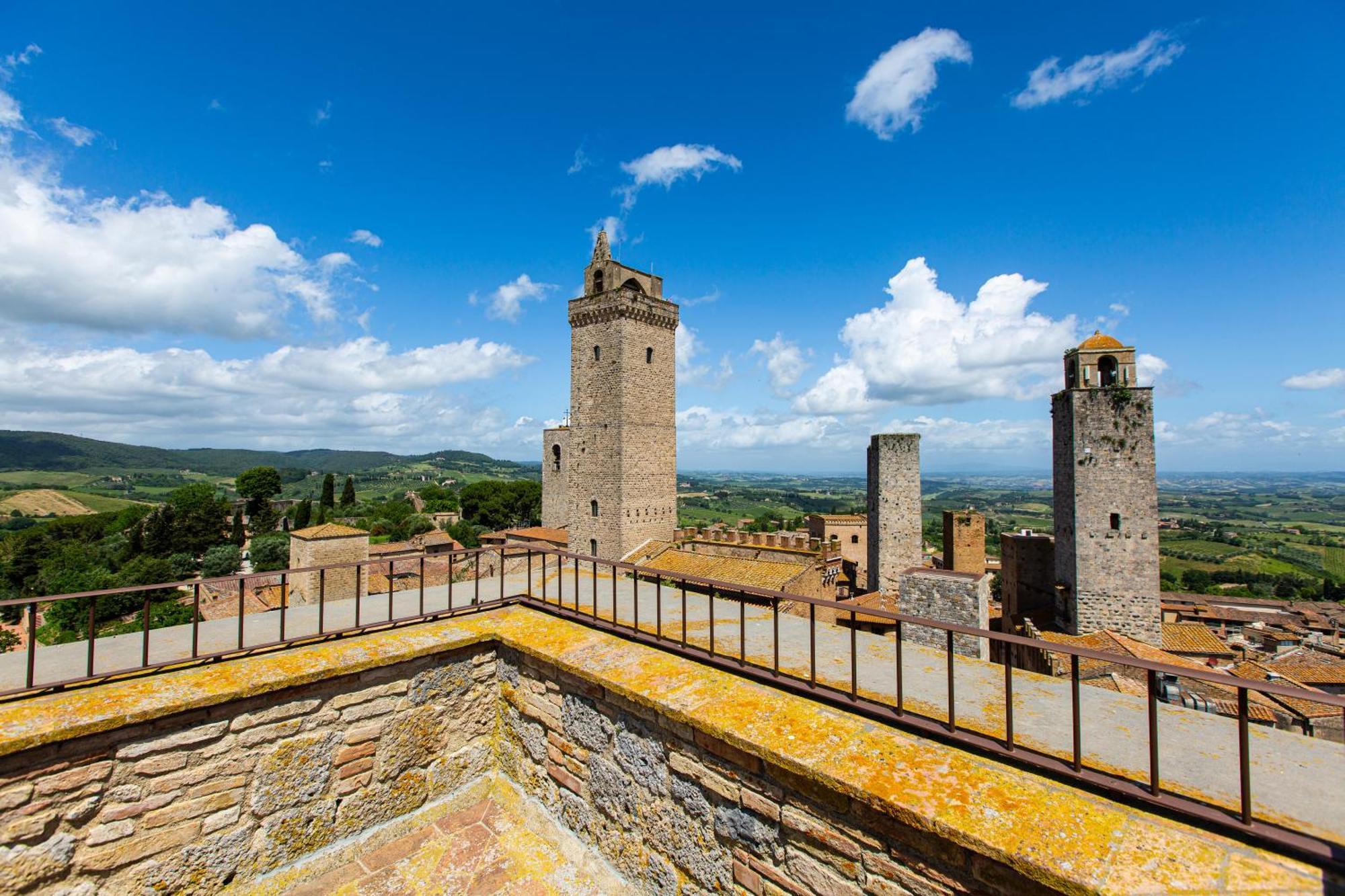 The Artists' Tower - Amazing View From The Tower Apartment ซานจีมิญญาโน ภายนอก รูปภาพ